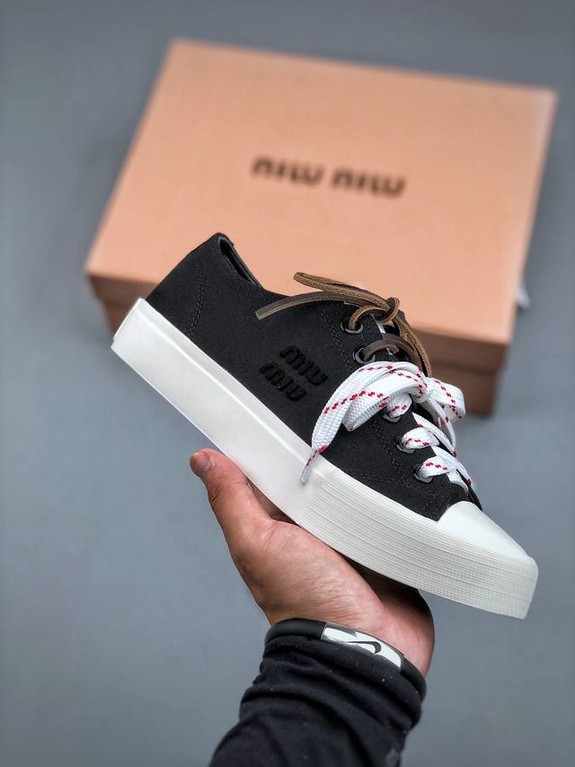 Miumiu 缪缪2025早春时尚新品，双鞋带搭配，体现了Miu Miu 的大胆特色，尽展女士魅力，简约线条 ，别致徽标饰于鞋舌点缀，现代风格简约高级 轻松搭配