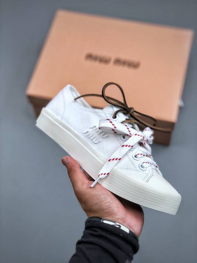 Miumiu 缪缪2025早春时尚新品，双鞋带搭配，体现了Miu Miu 的大胆特色，尽展女士魅力，简约线条 ，别致徽标饰于鞋舌点缀，现代风格简约高级 轻松搭配