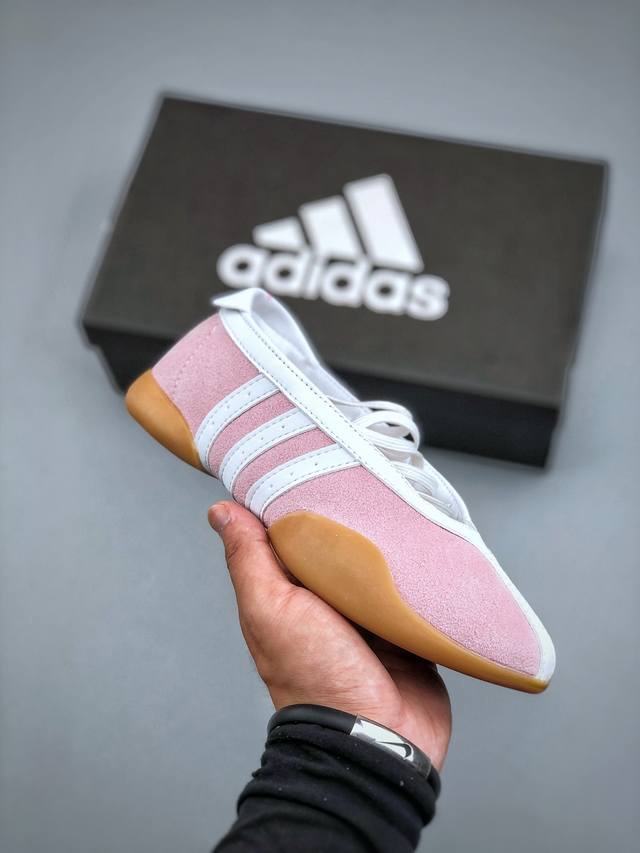 Taekwondo Mei Ballet复古芭蕾风薄底鞋女子Adidas阿迪达斯三叶草采用皮革或人造Pu材质，内里材质为Pu或仿皮，鞋垫采用猪皮，确保穿着舒适且