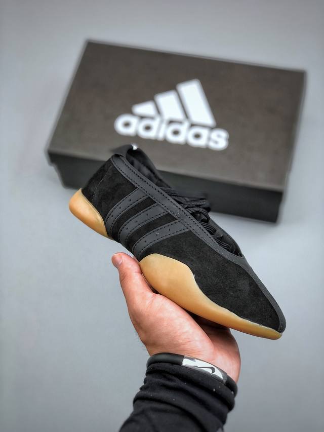 Taekwondo Mei Ballet复古芭蕾风薄底鞋女子Adidas阿迪达斯三叶草采用皮革或人造Pu材质，内里材质为Pu或仿皮，鞋垫采用猪皮，确保穿着舒适且