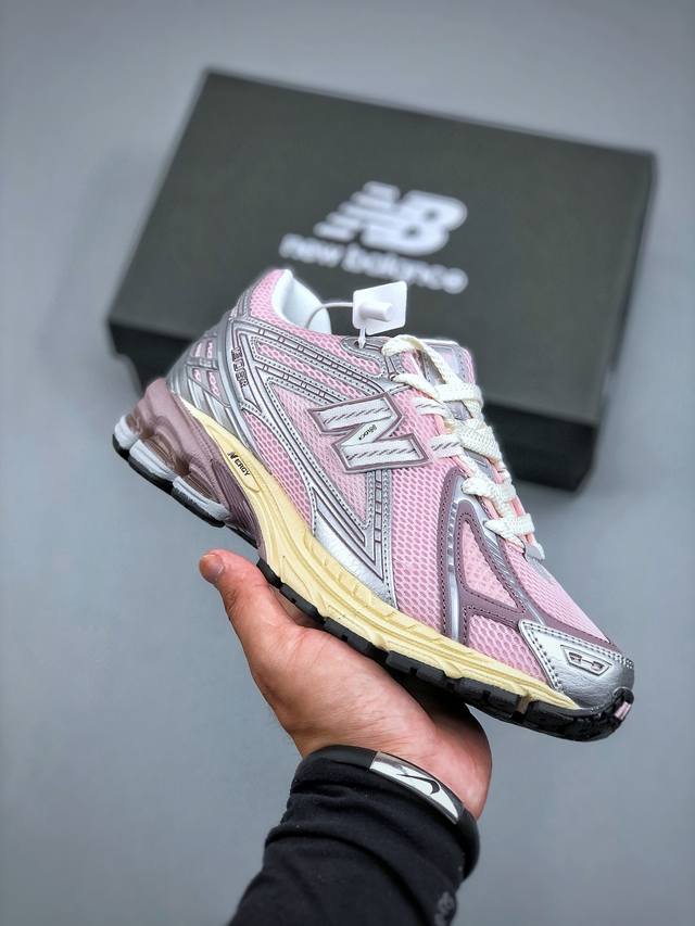 New Balance 1906系列复古老爹风休闲运动慢跑鞋 U1906Rnf #采用轻质牛剖革拼接透气网眼衬垫织物鞋面材质 T-Beam大底提供足步弓支撑，保