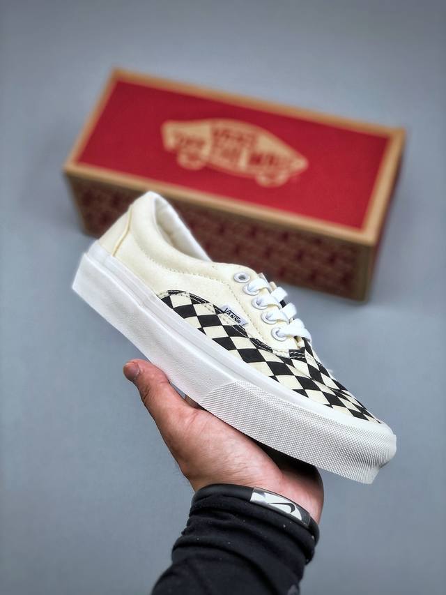Vans Era 拼接棋盘格 不对称撞色设计 黑白 红白 期待已久的硫化版本出货 本次全新推出的Era系列 在白色鞋身上采用大面积的黑 红经典棋盘格元素 从左侧
