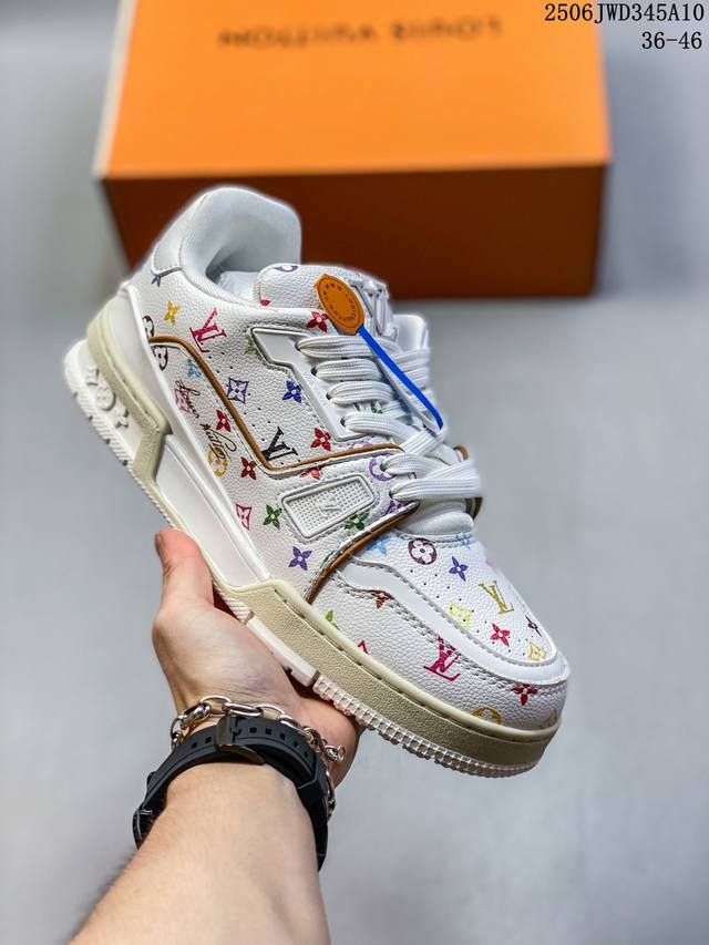 Louis Vuitton 路易威登 男女鞋配置厚实抽屉礼品鞋盒，采用荔枝纹头层牛剖革组合粒面牛剖革鞋面材质，鞋垫嵌入软脚感Eva物料，外置Tpr光泽隔色鞋底法