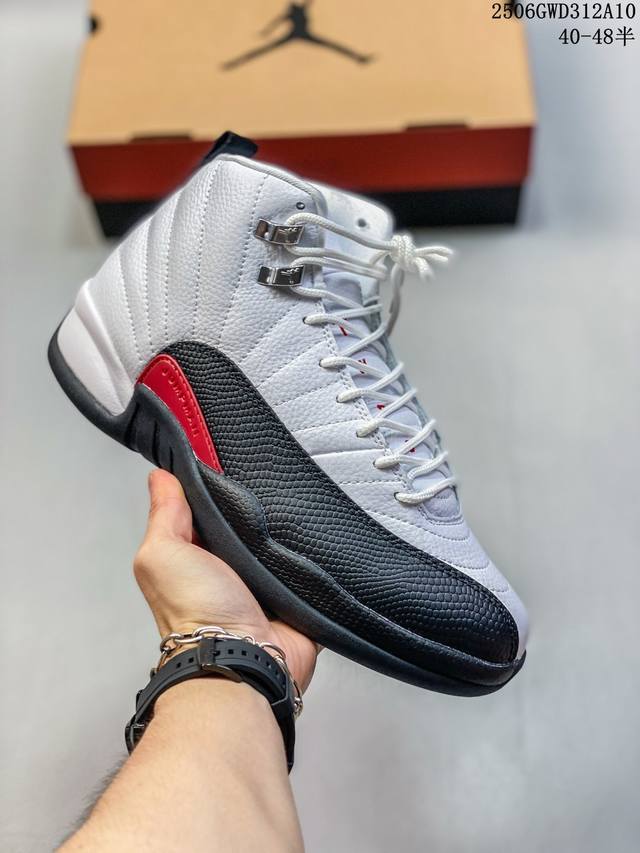 头层公司级真碳版本 乔丹Air Jordan 12Retrolowie 高帮 Aj12乔丹11代 Aj12乔12高邦 乔丹篮球鞋系列 通过蓝白色的组合呈现整体轮