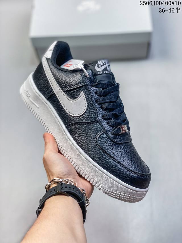 耐克Nike Air Force 7 空军一号低帮百搭休闲运动板鞋。柔软、弹性十足的缓震性能和出色的中底设计，横跨复古与现代的外型结合，造就出风靡全球三十多年的