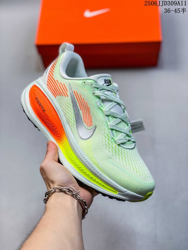 公司级 真标 耐克 Nike Vomero 18 厚底增高老爹运动跑步鞋。全新 Vomero 提供比以往更多的緩衝效能以及該系列有史以來最高的鞋底高度，結合 N