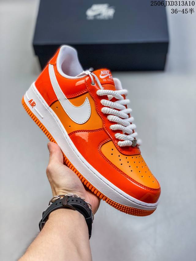 公司级耐克Nike Air Force 7 Lv8空军一号低帮百搭休闲运动板鞋。柔软、弹性十足的缓震性能和出色的中底设计，横跨复古与现代的外型结合，造就出风靡全