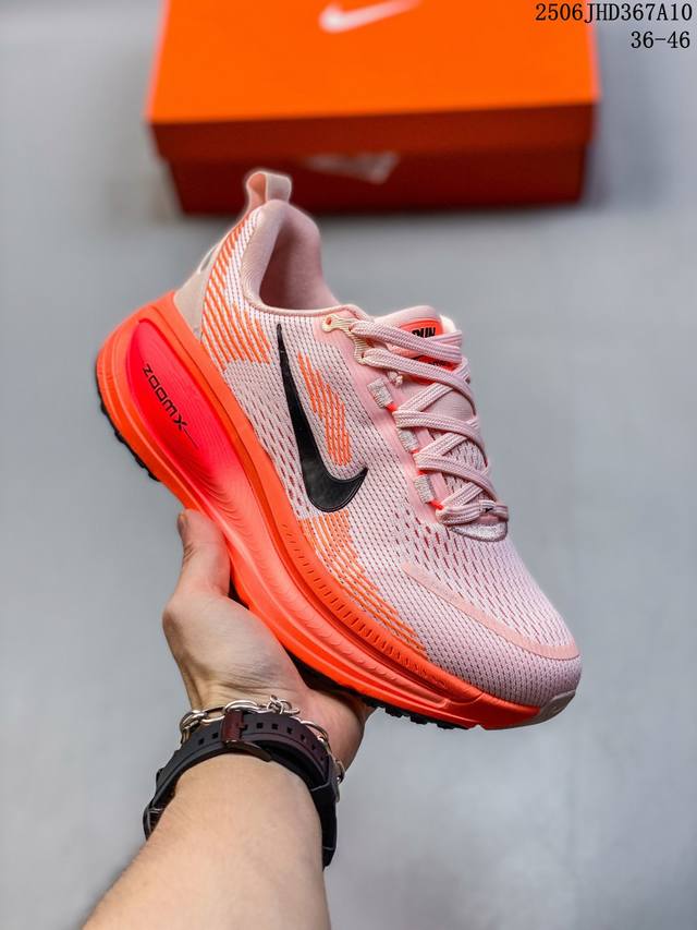 公司级Nike Vomero 18 耐克 舒适减震防滑 低帮跑步鞋 全掌Reactx泡绵中底 前掌和后跟还配备了Air Zoom气垫单元 据说跑起来更快更舒适哦
