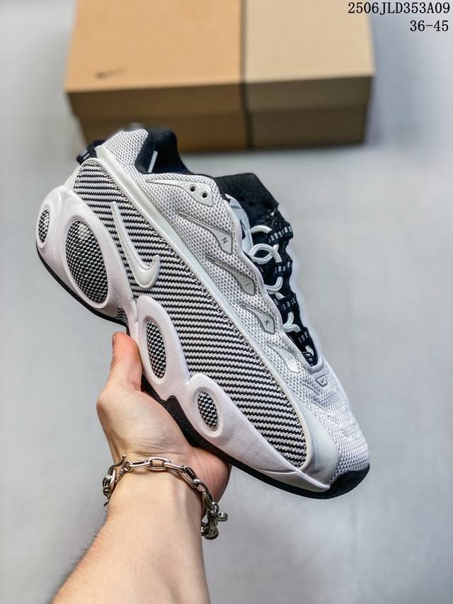 Nocta X Nike Glide 织物潮流百搭 复古低帮篮球鞋 实拍首发 采用黑色网眼鞋面 搭配以碳纤维为灵感的挡泥板和与中底相配的Swoosh 标志 “N