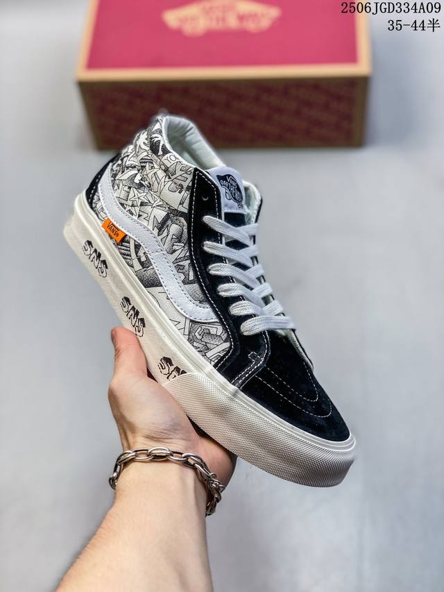 Vans Sk8-Mid Sns 黑白涂鸦中帮 以当地 Venice 沙滩为主题，设计上致敬1980和1990年代滑板者、冲浪者和鹿克爱好者的穿着。鞋面整体以黑