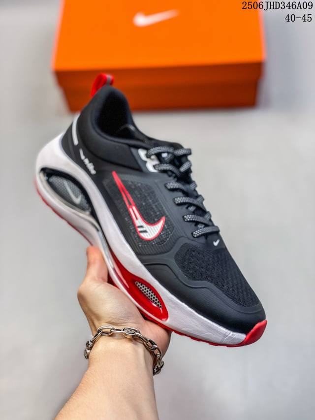 耐克 Nike Zoom Winflo V2 跑步鞋搭载工程网眼设计，巧妙结合 Flywire 飞线，为你全程缔造轻盈透气感受和手套般的出色贴合体验。Nike