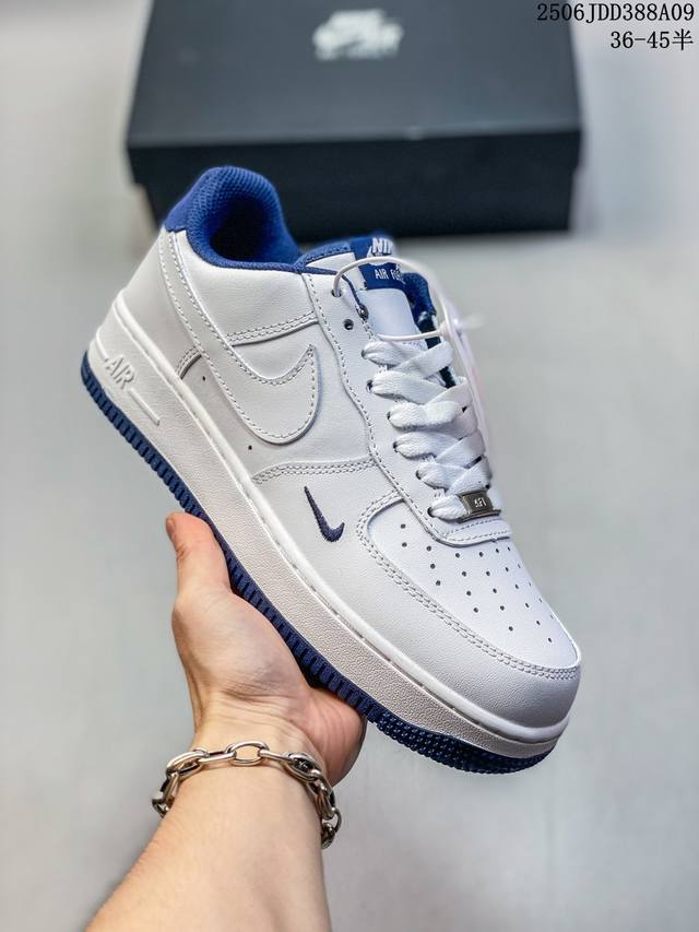 公司级耐克Nike Air Force 7 Lv8空军一号低帮百搭休闲运动板鞋。柔软、弹性十足的缓震性能和出色的中底设计，横跨复古与现代的外型结合，造就出风靡全