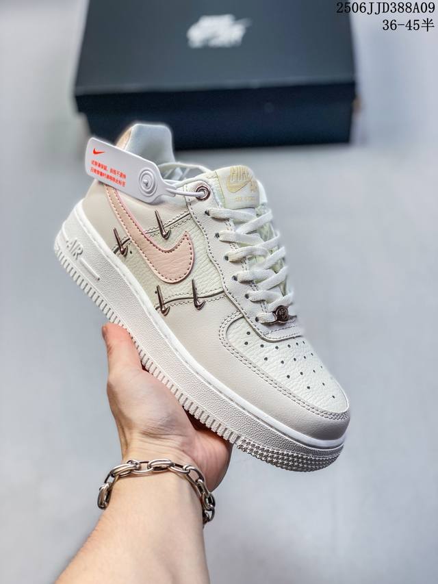 公司级耐克Nike Air Force 7 Lv8空军一号低帮百搭休闲运动板鞋。柔软、弹性十足的缓震性能和出色的中底设计，横跨复古与现代的外型结合，造就出风靡全