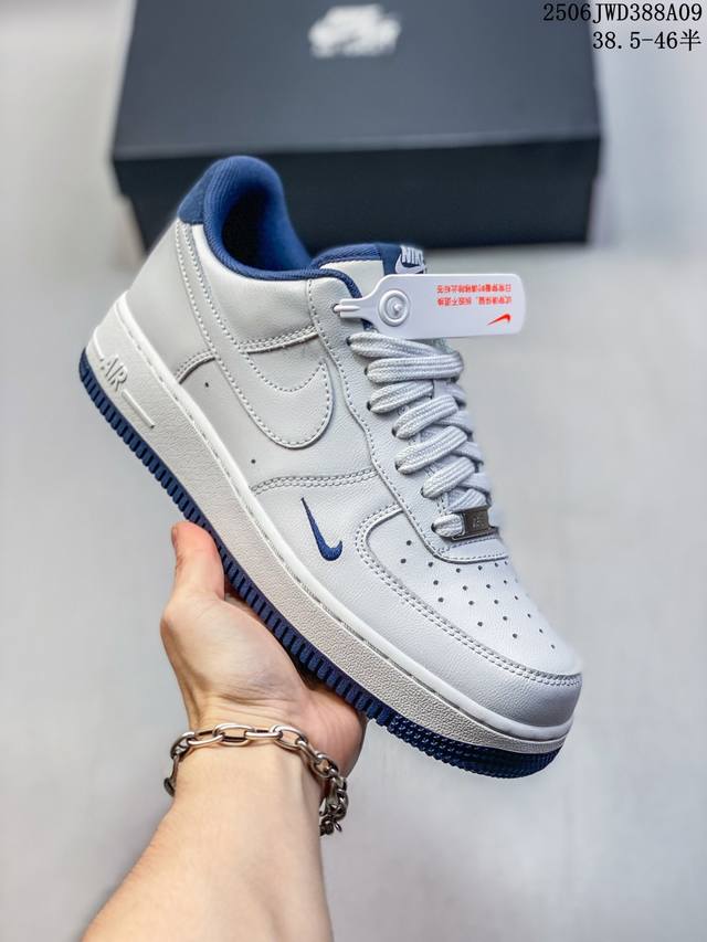 公司级耐克Nike Air Force 1 07 Lv8空军一号低帮百搭休闲运动板鞋。柔软、弹性十足的缓震性能和出色的中底设计，横跨复古与现代的外型结合，造就出
