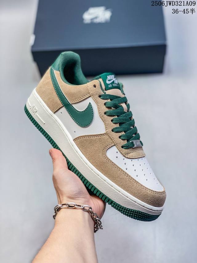 公司级耐克Nike Air Force 1 07 Lv8空军一号低帮百搭休闲运动板鞋。柔软、弹性十足的缓震性能和出色的中底设计，横跨复古与现代的外型结合，造就出