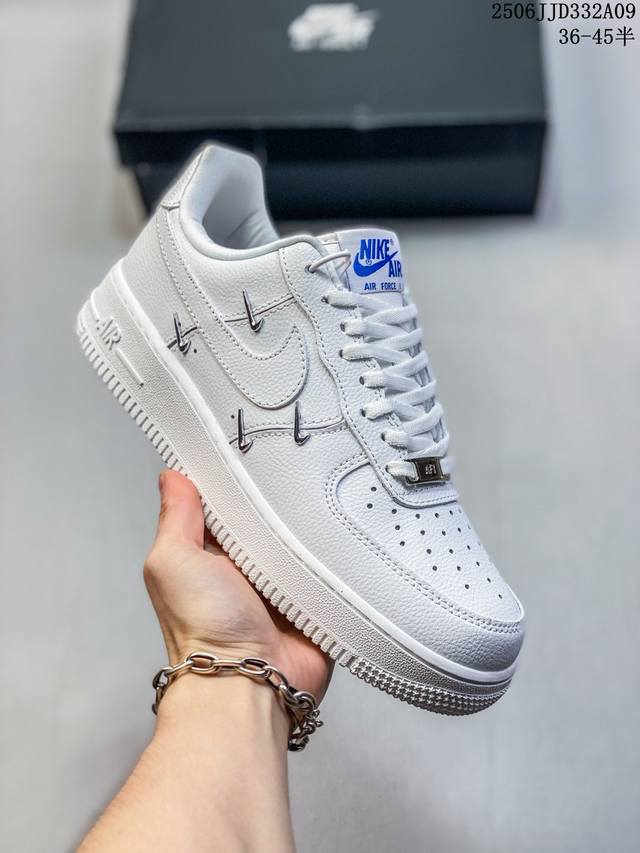 公司级耐克Nike Air Force 7 Lv8空军一号低帮百搭休闲运动板鞋。柔软、弹性十足的缓震性能和出色的中底设计，横跨复古与现代的外型结合，造就出风靡全