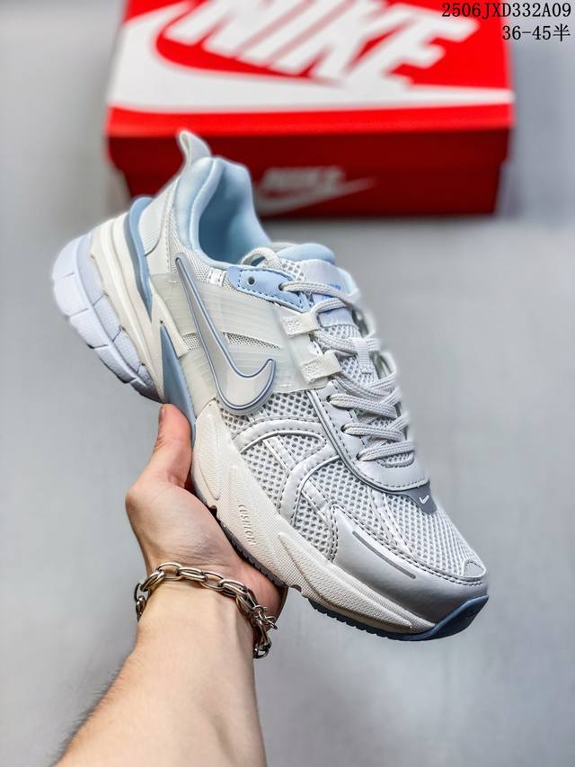 Nike V2K Runtekk 减震防滑低帮 复古老爹鞋跑步鞋 鞋款被命名为 Runtekk 设计上借鉴了 2000 年的跑鞋风格 配色上以金属银为主调 简练