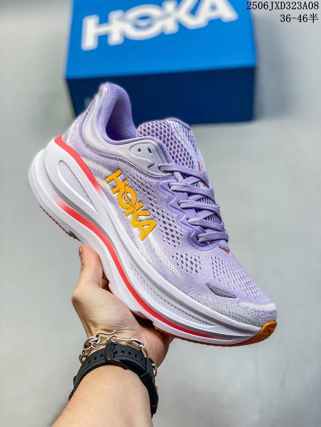 公司级小红书推荐Hoka W Bondi 9全新配色 这个品牌来自于新西兰的毛利语，Hoka表示大地，One One表示飞越，连起来就是飞越地平线，One On