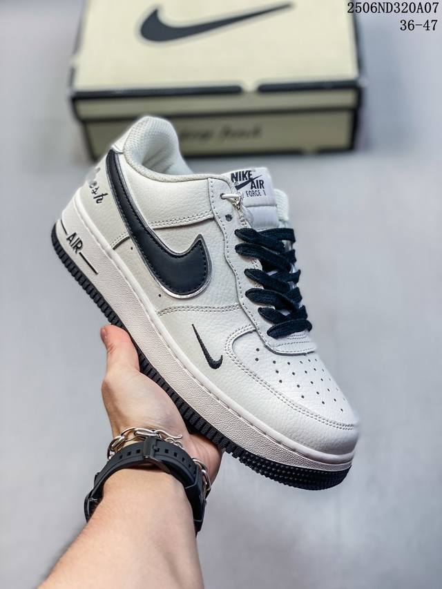 真标带半码耐克Nike Air Force 7 Lv8空军一号低帮百搭休闲运动板鞋。柔软、弹性十足的缓震性能和出色的中底设计，横跨复古与现代的外型结合，造就出风