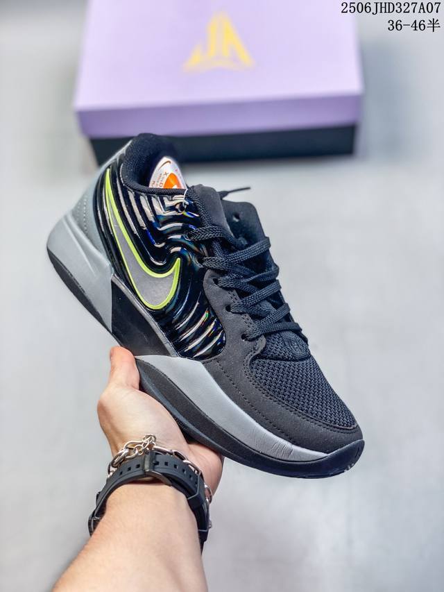 耐克 Nike 莫兰特二代 Zoom Ja 2Ep 低帮休闲运动篮球鞋 采用透气轻量网织鞋面材质配置两枚圆形Zoom Air纤维气垫重大升级，采用更为挺拔的鞋口
