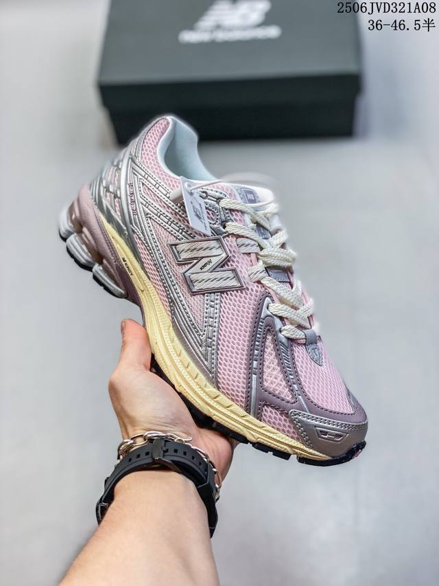 New Balance Nb1906复古单品 公司级#近两年来，要说人气最高的球鞋品牌相信 New Balance 一定是其中之一。无论是重磅联名，还是亮眼配色