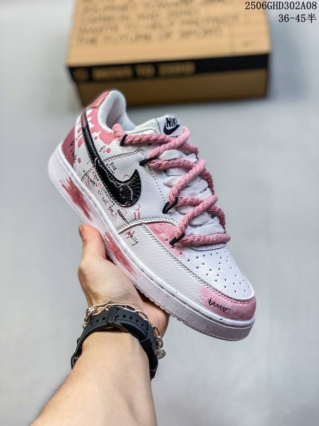 公司级Nike Court Vision 1 Low“幻影十字架” 手绘涂鸦定制板鞋 幻影十字架常作为一种印花图案出现，具有独特的视觉效果。将幻影十字架与梵文、