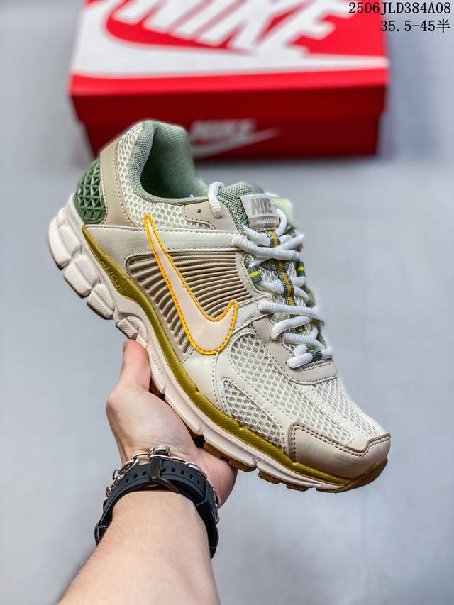 公司级 耐克 Nike 耐克夏季 Zoom Vomero 5 运动鞋休闲训练跑步鞋。Nike Zoom Vomero 5 男女子运动鞋妥帖包覆足部，提供透气支撑