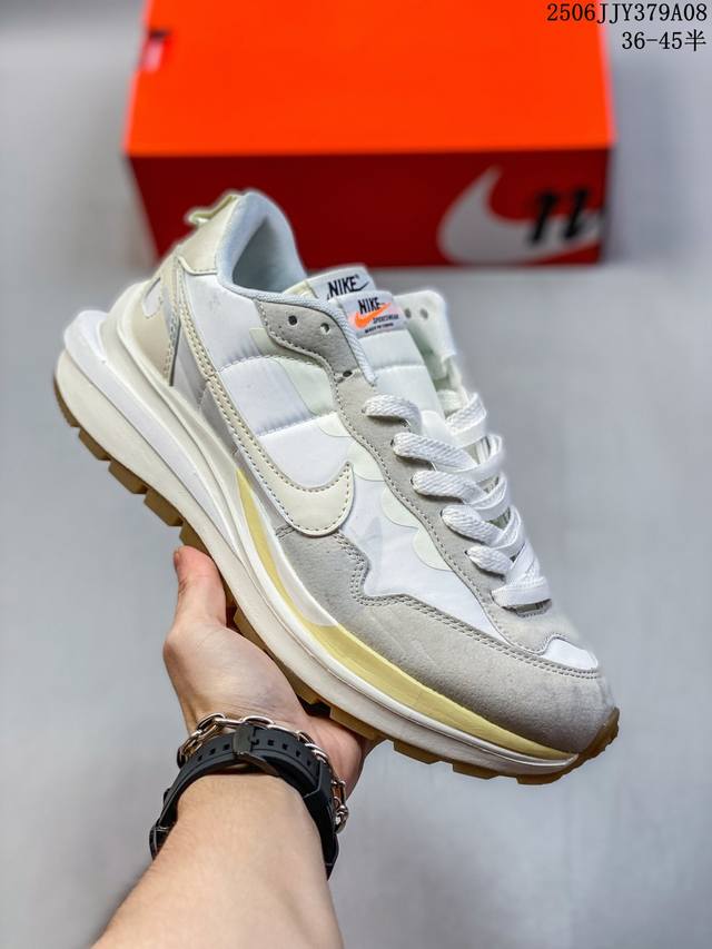 耐克Sacai X Nike Regasus Vaporrly Sp 华夫双勾三代3.0走秀 鞋身材质由翻毛皮和透气网布共同打造。熟悉的解构手法、重叠Swoos