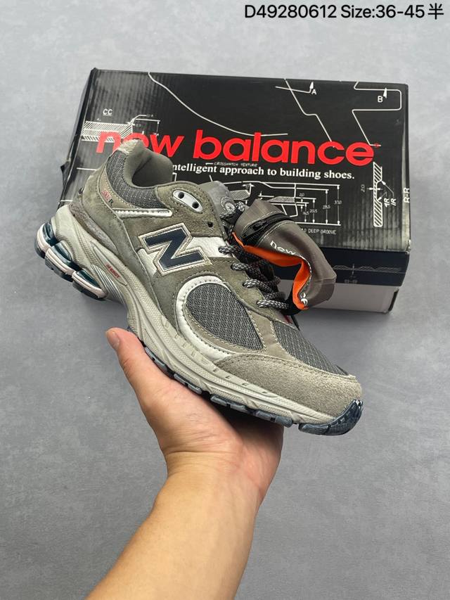 新百伦New Balance 2系列 复古休闲跑步鞋 鞋款延续了经典科技，升级版N-Ergy缓震物料机能与材质上脚太舒适了，鞋面的柔软麂皮搭配尼龙网布，特别透气