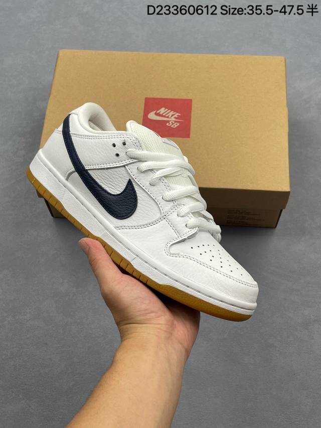 公司级Nike Sb Dunk Low “Orange Label” 白蓝生胶整体鞋身非常干净纯白色配上白蓝的 Swoosh 鞋底是黄色生胶配色鞋垫里有两个 N