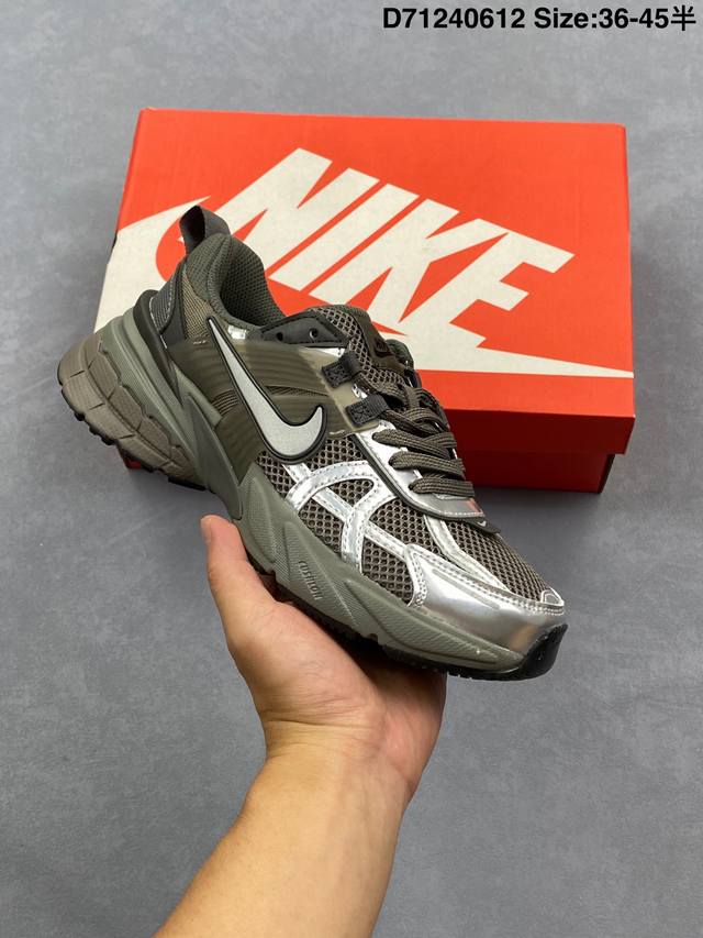耐克Nike V2K Runtekk 减震防滑复古低帮跑步鞋材质上使用大面积网眼 皮革 Tpu 组成 支撑和透气性肯定不错 中底处由 Cushlon 泡绵打造