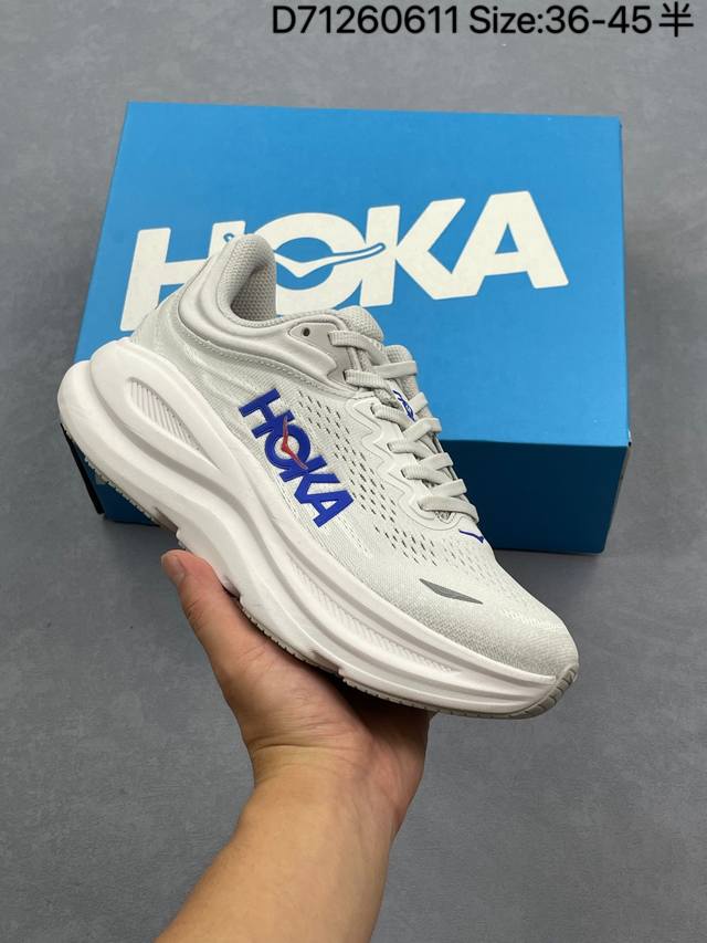 公司级Hoka M Bondi 9 轻盈跑鞋 这个品牌来自于新西兰的毛利语，Hoka表示大地，One One表示飞越，连起来就是飞越地平线，One One不是读