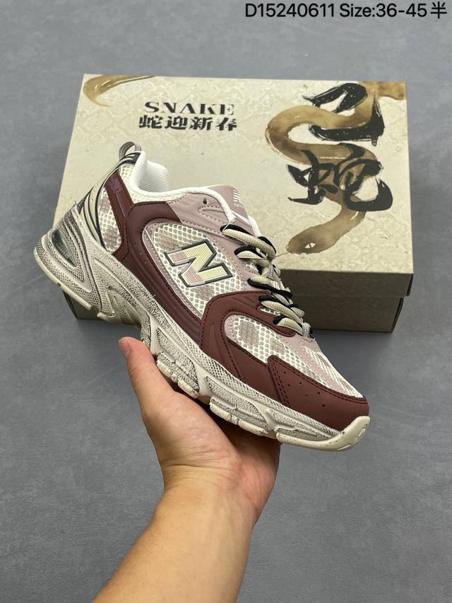 New Balance Nb530 新百伦复古透气跑步鞋 抛弃过往以皮革为主的人气轮廓 以极具复古风范的跑鞋外观呈现 设计上全鞋以简约清爽的纯白色作基底 鞋身覆