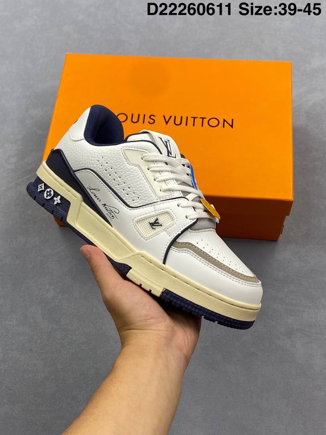 Lv Louis Vuitton Trainer Maxi 牛仔布 圆头系带低帮 板鞋 选用优质材料，精细制作。经典设计，展现优雅气质。舒适脚感，轻松穿梭。适合
