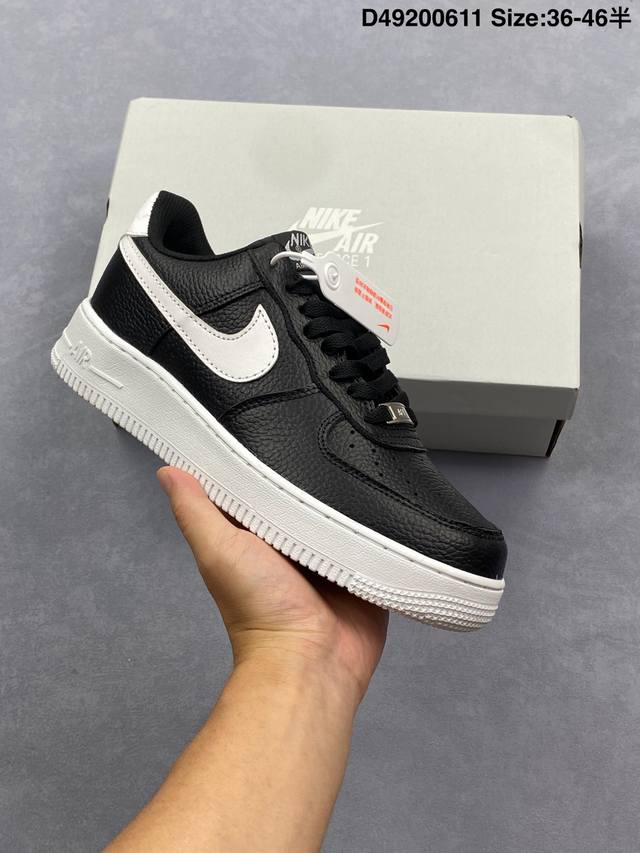 耐克Nike Air Force 7 空军一号低帮百搭休闲运动板鞋。柔软、弹性十足的缓震性能和出色的中底设计，横跨复古与现代的外型结合，造就出风靡全球三十多年的