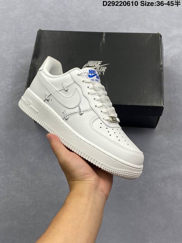 耐克Nike Air Force 7空军一号低帮百搭休闲运动板鞋。柔软、弹性十足的缓震性能和出色的中底设计，横跨复古与现代的外型结合，造就出风靡全球三十多年的F