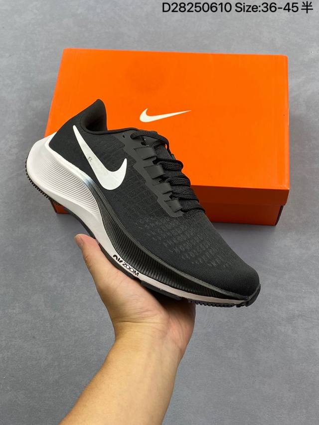 Zoom Pegasus 37 登月37 透气缓震疾速跑鞋。采用透气网眼鞋面搭配外翻式鞋口，为脚跟区域营造出色舒适度，而在鞋底部分，搭载全掌型Zoom Air配