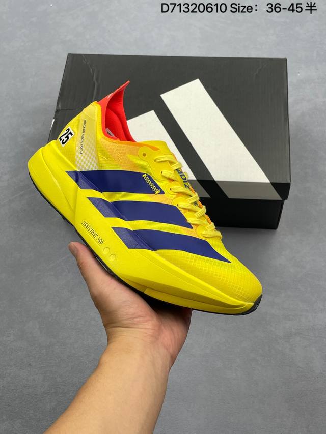 公司级Adidas Adizero Adios 阿迪超轻透气缓震跑鞋 整体外观造型与Adizero Adios Pro Evo 1非常相似 中底配置方面搭载全掌