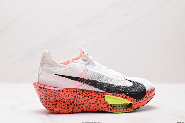 公司级新品发布 Nike Air Zoom Alphafly Next%3 Proto整体采用前作的设计语言，并且对后者的细节进行升级，马拉松和长距离路跑的性能