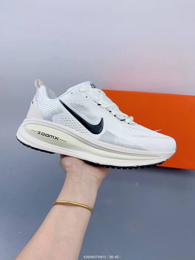 公司级Nike Vomero 18 耐克 舒适减震防滑 低帮跑步鞋 全掌Reactx泡绵中底 前掌和后跟还配备了Air Zoom气垫单元 据说跑起来更快更舒适哦