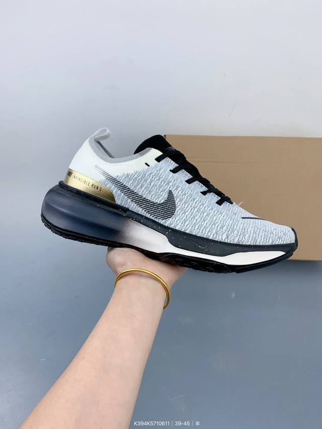 真标 Zoomx Invincible Run 3 机能风格 厚底增高，最新一代的Invincible 第三代来了！首先鞋面采用的是Fvknit鞋面科技鞋面为纤