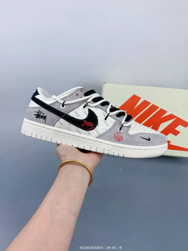 耐克Nike Sb Dunk Low 斯图西-绑带弹幕黑勾周年高端定制 低帮休闲板鞋 大厂纯原品质出货 超高清洁度 皮料切割干净无任何毛边 细节完美 Size：