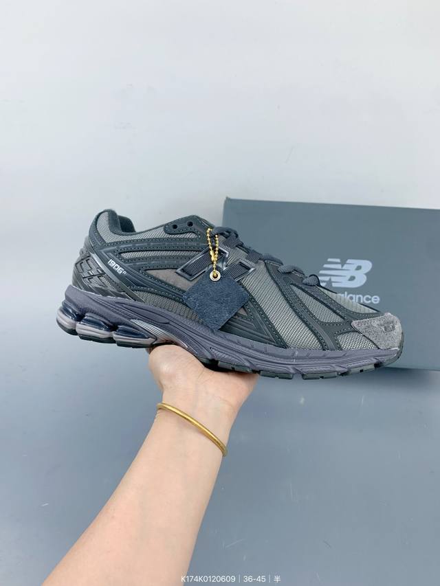 真标 新百伦 New Balance M1906系列 复古运动鞋单品宝藏老爹鞋款。作为Nb最经典的档案鞋型之一，与 2一样，1906有着Nb最成熟的技术加持和复