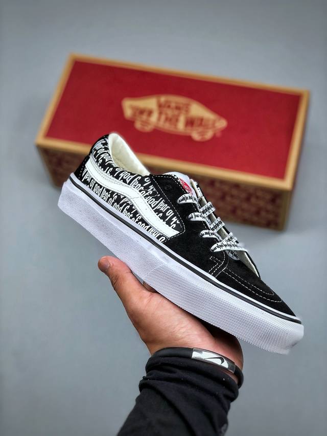 定义简约百搭款 强烈推荐 Vans Sk8-Low Cdg 全新一代 低帮硫化帆布鞋 该鞋款以白线勾勒出整体造型效果，以黑白两副鞋带穿搭做为更加搭配效果，Cdg