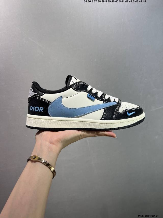 公司级Fragment X Travis Scott X Air Jordan 1 Low 三方联名倒钩 全新的三方联名低帮倒钩鞋面延续了黑脚趾设计，整双鞋以全