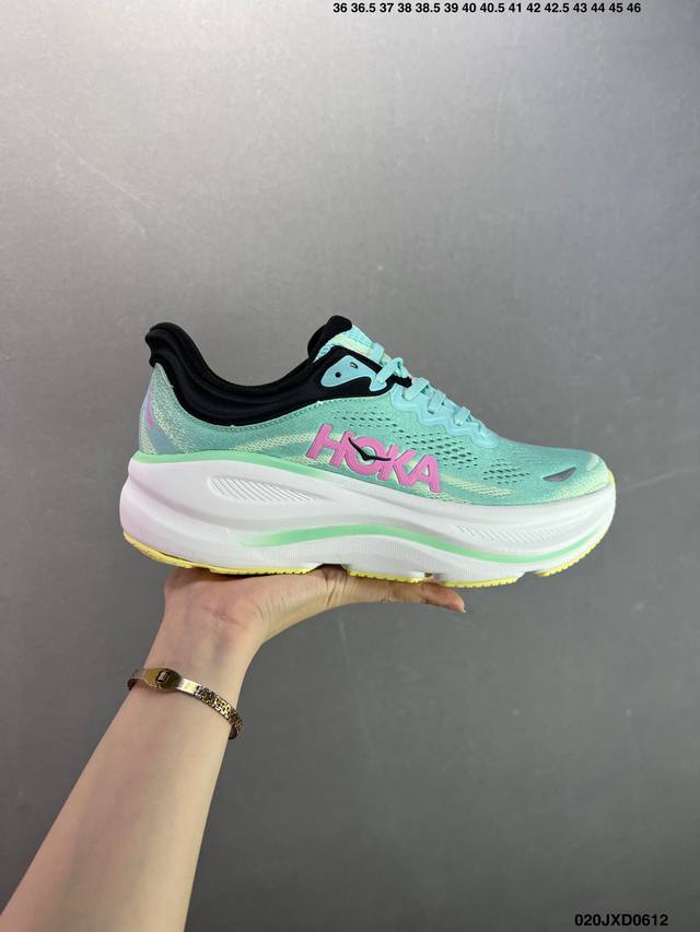 公司级Hoka M Bondi 9 轻盈跑鞋 这个品牌来自于新西兰的毛利语，Hoka表示大地，One One表示飞越，连起来就是飞越地平线，One One不是读