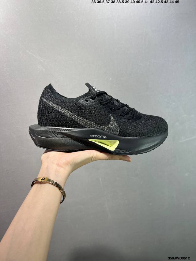 公司级新品发布 Nike Air Zoom Alphafly Next%3 Proto整体采用前作的设计语言，并且对后者的细节进行升级，马拉松和长距离路跑的性能