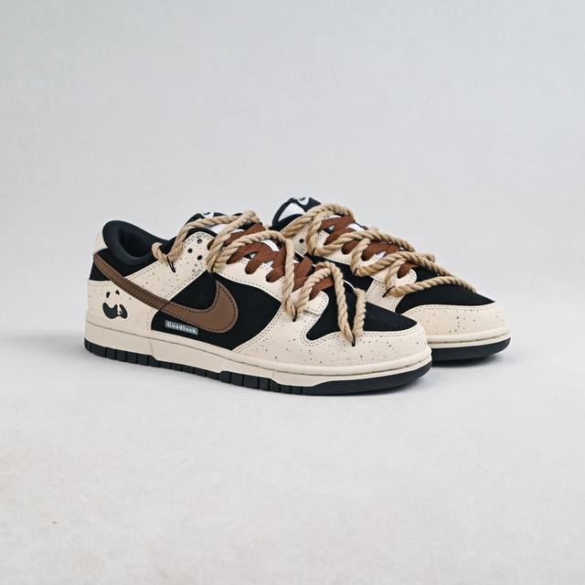 福利特价 Nike Dunk Low 小小熊猫 摩卡 此款以可可摩卡色为灵感，奶白色和可可摩卡交汇配色营造不一般的复古气质，呈现出鞋子的更多可玩性和潮流感。整体