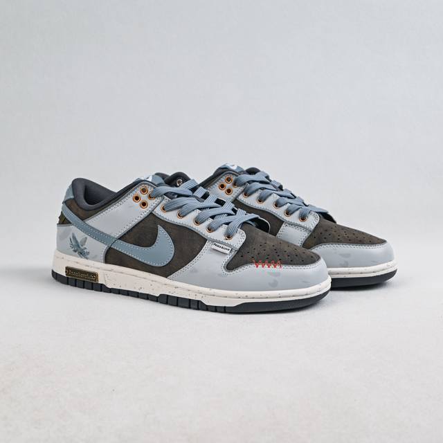 福利特价 Nike Dunk Low 爱与和平 灰棕 复古做旧 此款鞋身以做旧白灰棕为主色调，皮革上的白灰砾石印花宛如轰炸后的地表，雾霾蓝Swoosh划破残垣，