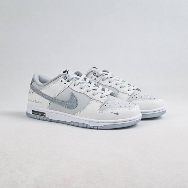 福利特价 Nike Dunk Low 钻在手心 白灰高定 限量款 当球鞋化身移动艺术馆，鞋身以爱马仕大象灰铺陈底色，鳄鱼纹肌理衬以极致奢华感。侧翼Swoosh满